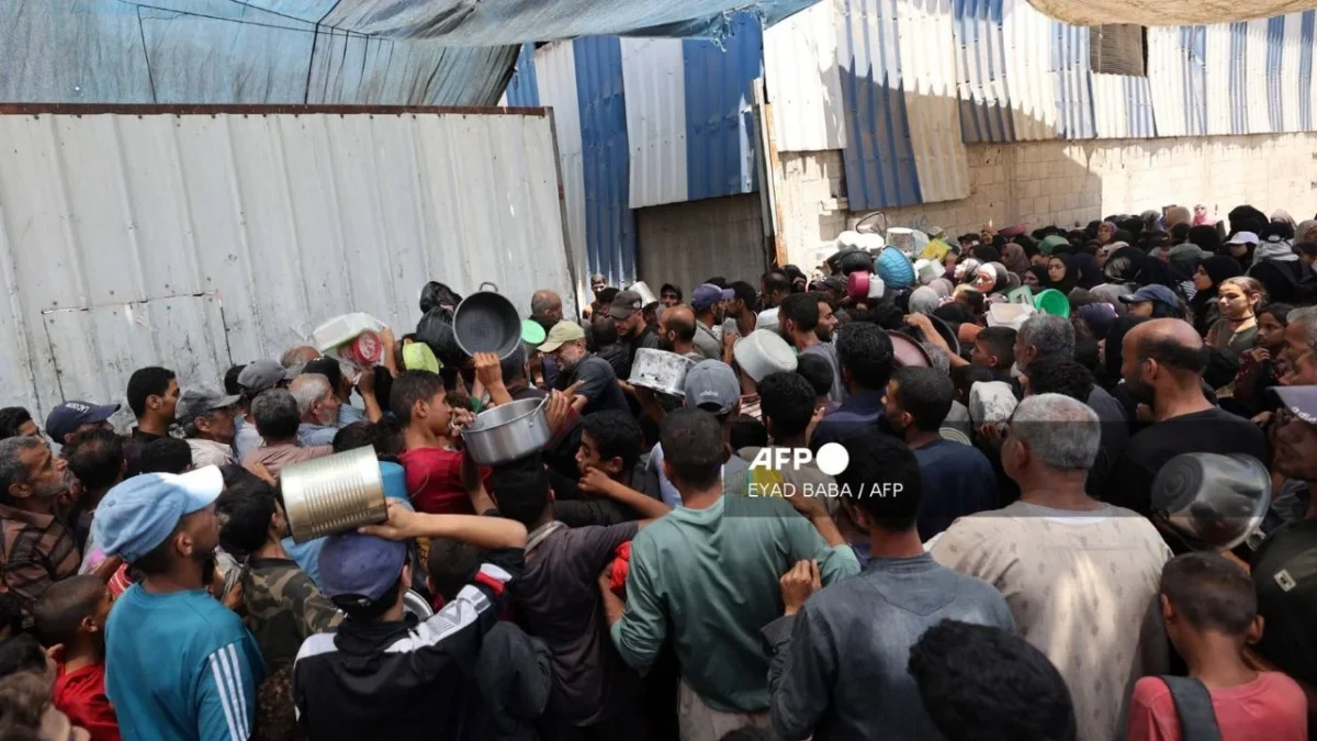 La estampida en el centro de ayuda en Gaza se habría producido luego de que un grupo armado irrumpiera y provocara el caos en el lugar.