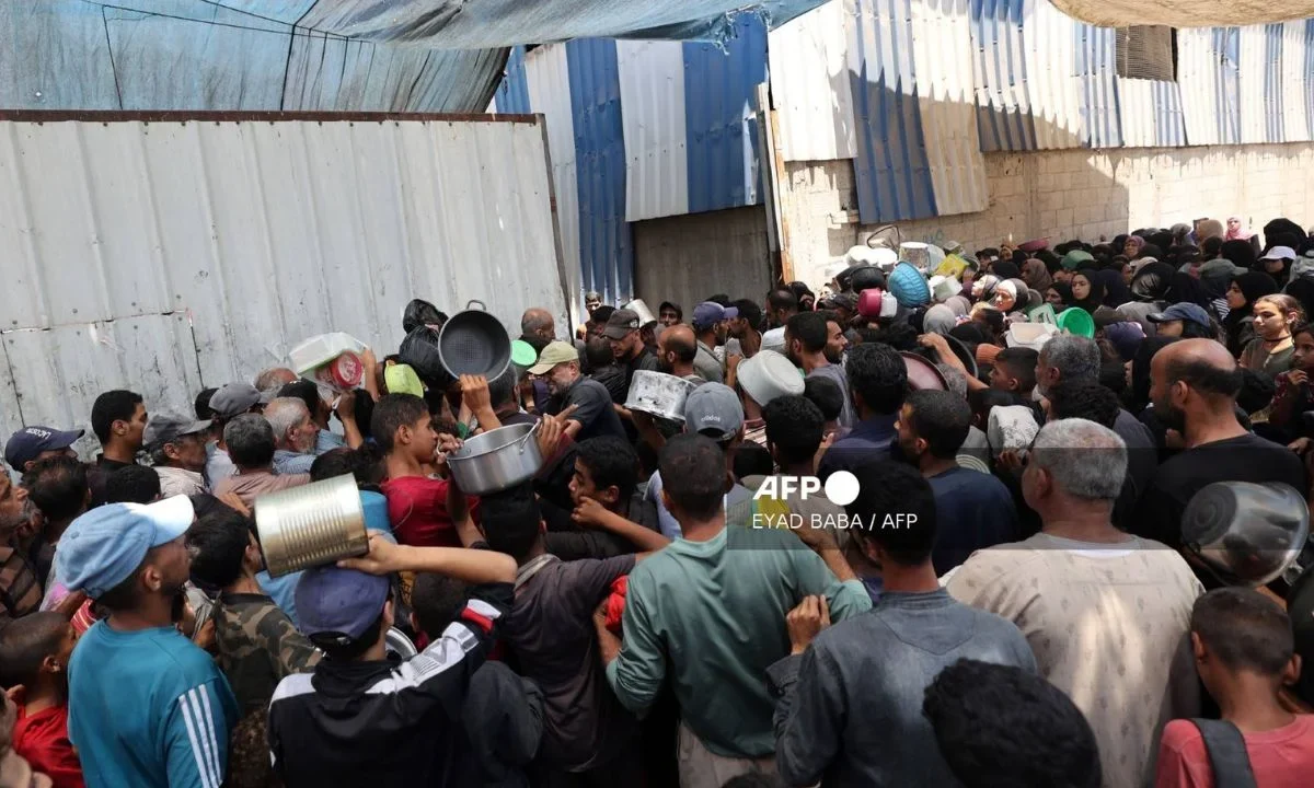 La estampida en el centro de ayuda en Gaza se habría producido luego de que un grupo armado irrumpiera y provocara el caos en el lugar.