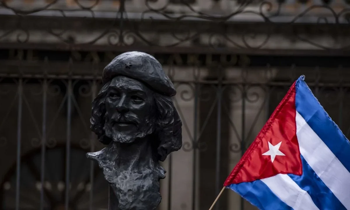 "Intolerante, el retiro de las estatuas de Fidel y el Che"