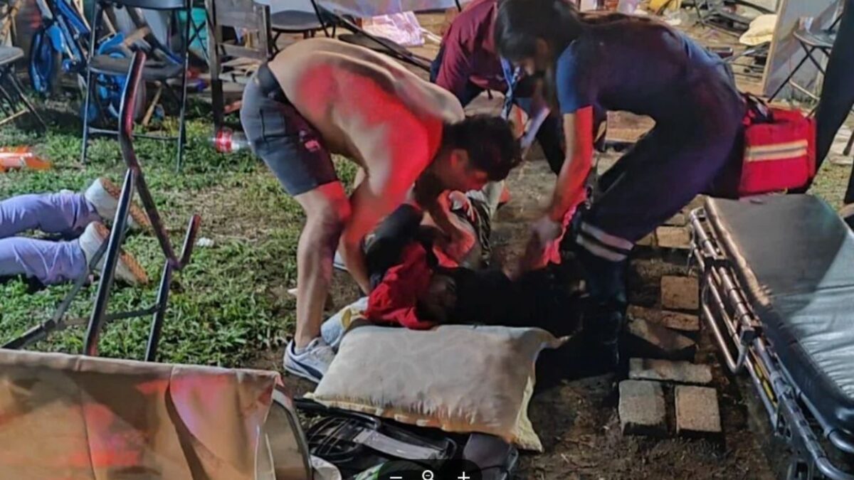Paramédicos acudieron al domicilio en Atlatlahucan para atender a los lesionados.