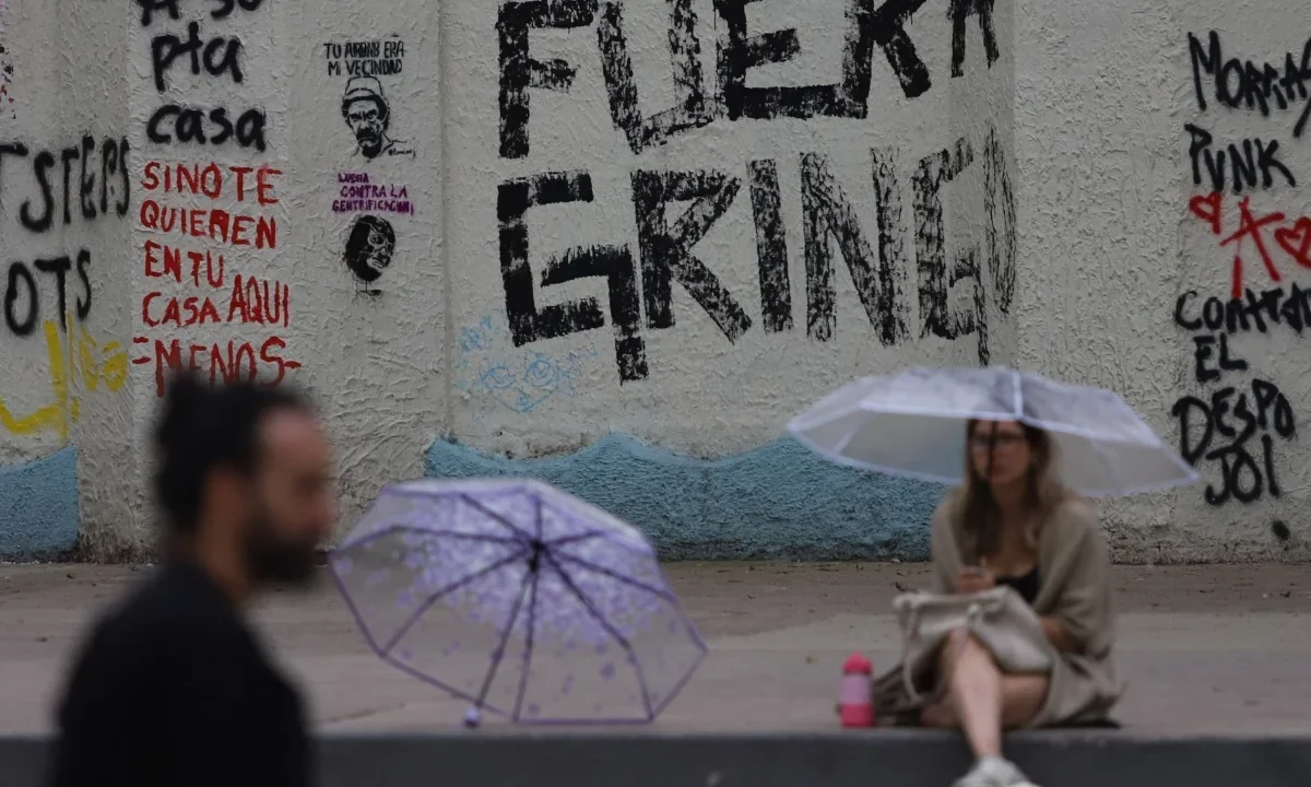 DHS responde con ironía a protesta por gentrificación en CDMX y pide a mexicanos autodeportarse