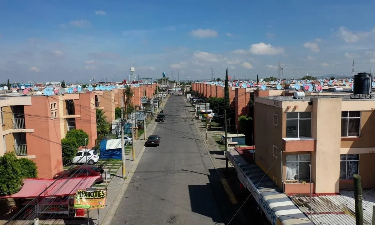 Elementos de la Guardia Civil de Tecámac recuperaron un inmueble en el fraccionamiento Rancho La Capilla, donde elementos de policiacos atendieron el llamado de un ciudadano que reportó la invasión de su vivienda.