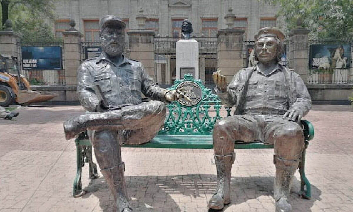 Exhortan a alcaldía Cuauhtémoc a definir futuro de esculturas de Fidel Castro y Che Guevara.