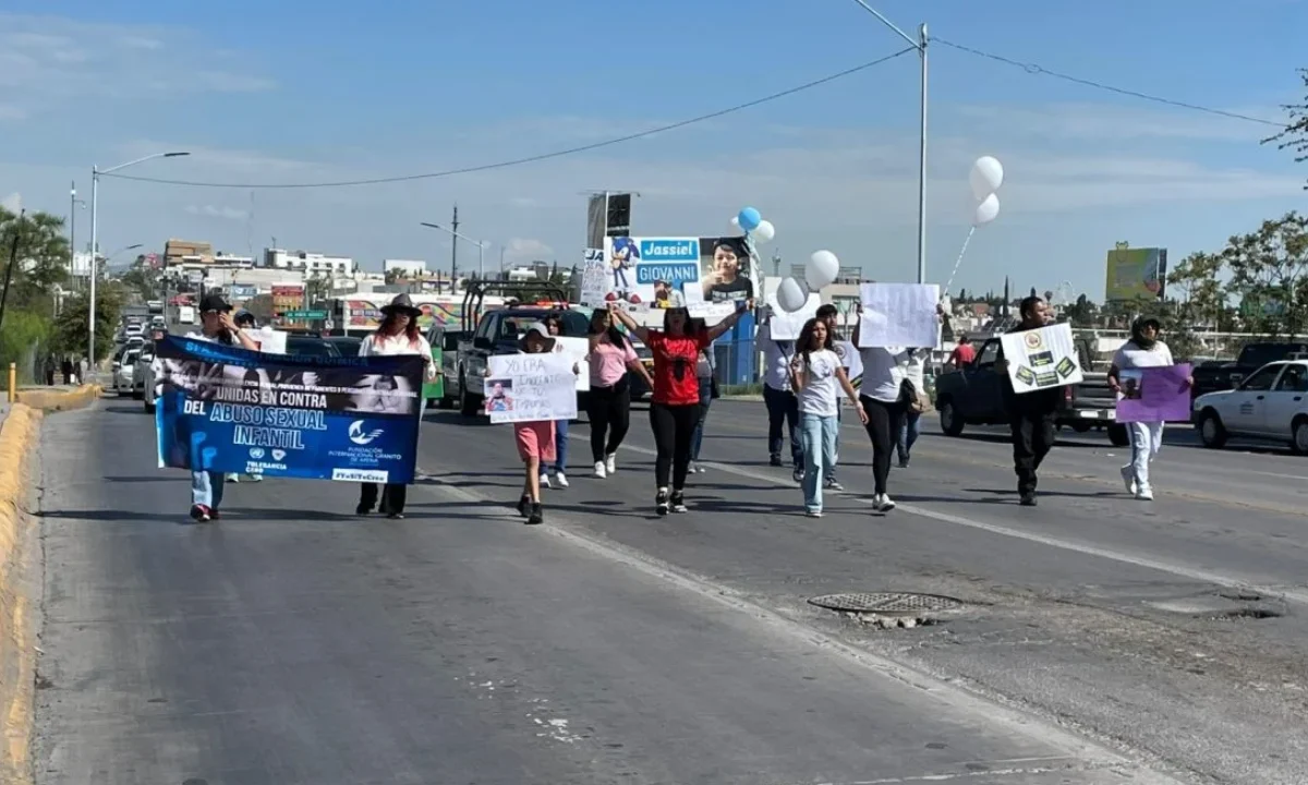 Familiares y amigos de Jassiel Giovanni marcharon en Chihuahua para exigir justicia y castigo al presunto responsable de su muerte.