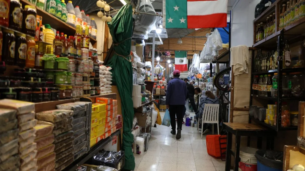 Habitantes y comerciantes de la alcaldía Cuauhtémoc conviven con nuevas culturas y costumbres de otras naciones.