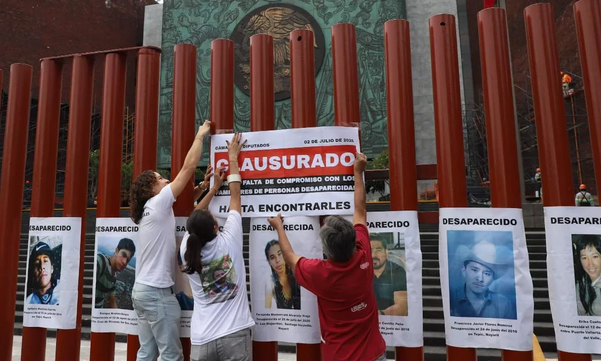 Familiares de personas desaparecidas se manifiestan en la Cámara de Diputados.