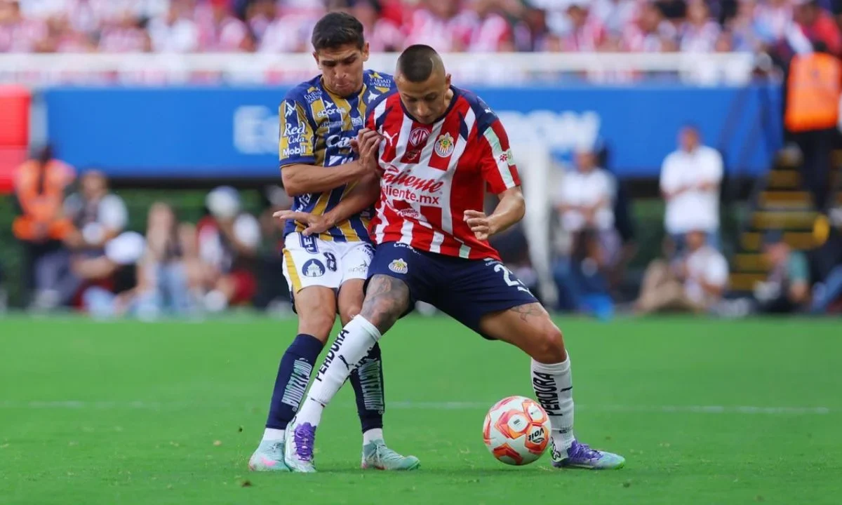 Un estadio Akron con lleno total fue el escenario de una remontada cardiaca de Chivas en un partido que casi parecía perder ante San Luis.