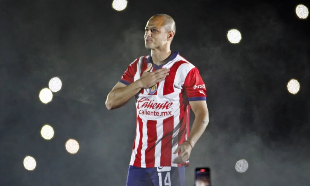 FMF multa y apercibe a Chicharito Hernández, Chivas y patrocinador se deslindan.
