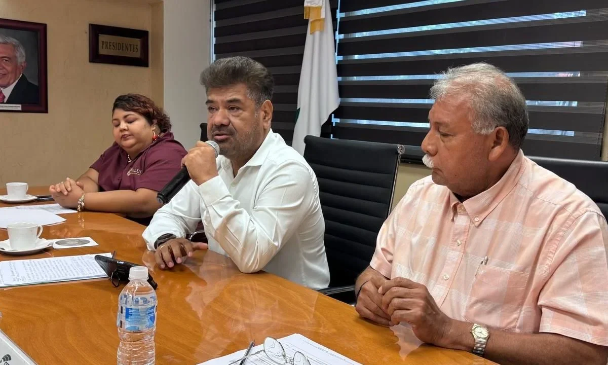 Con el objetivo de reforzar la prevención de riesgos sanitarios, así como la importancia de sumar acciones contra el dengue y la presencia de enfermedades que se evitan a través del esquema básico de vacunación, la Secretaría de Salud, a través del Distrito de Salud para el Bienestar No. 3, realizó una reunión de trabajo con el Consejo Coordinador Empresarial de Carmen.