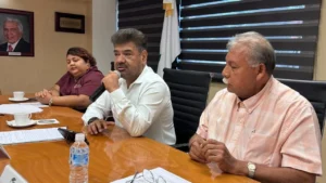 Con el objetivo de reforzar la prevención de riesgos sanitarios, así como la importancia de sumar acciones contra el dengue y la presencia de enfermedades que se evitan a través del esquema básico de vacunación, la Secretaría de Salud, a través del Distrito de Salud para el Bienestar No. 3, realizó una reunión de trabajo con el Consejo Coordinador Empresarial de Carmen.