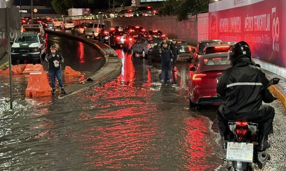 Auxilian a automovilistas ante encharcamientos por fuertes lluvias en la CDMX.