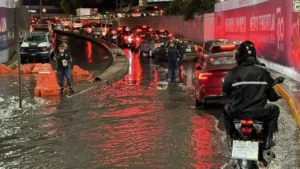 Auxilian a automovilistas ante encharcamientos por fuertes lluvias en la CDMX.