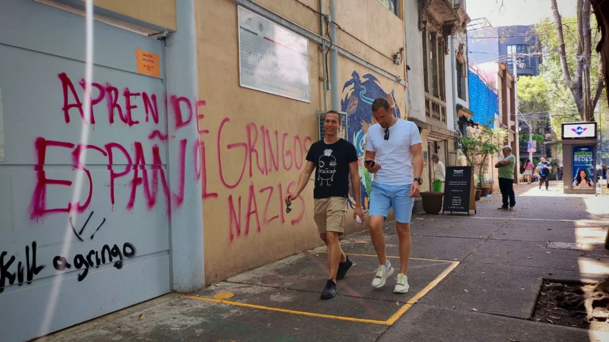 Con pintas en fachadas en edificios, mobiliario urbano y negocios, donde se pide la salida de extranjeros, fueron expresiones de la marcha