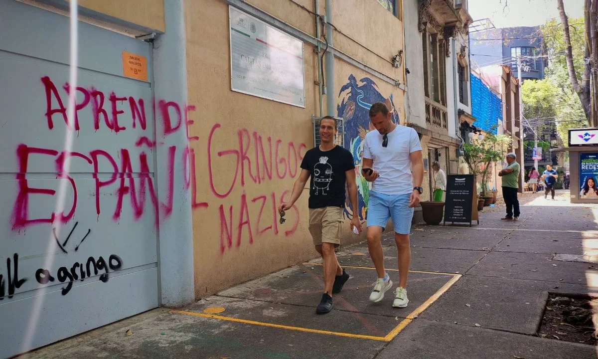 Con pintas en fachadas en edificios, mobiliario urbano y negocios, donde se pide la salida de extranjeros, fueron expresiones de la marcha