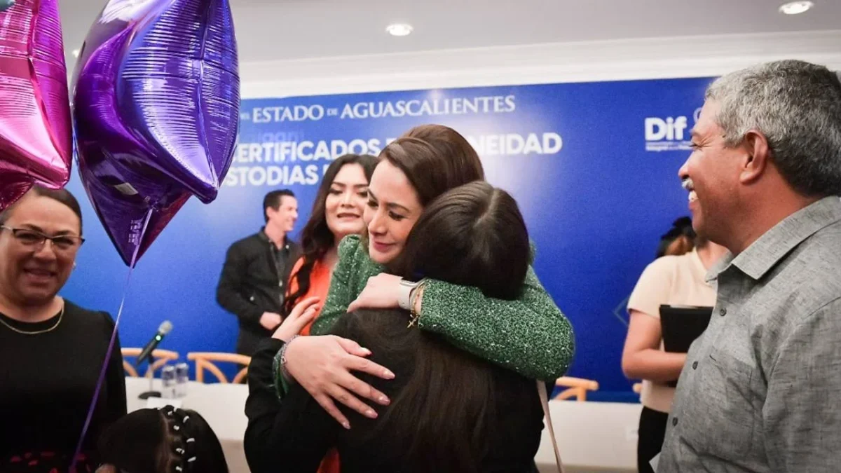 La gobernadora de Aguascalientes, Tere Jiménez, entregó la custodia de niñas, niños y adolescentes a familias que tomaron la decisión de adoptarlos.