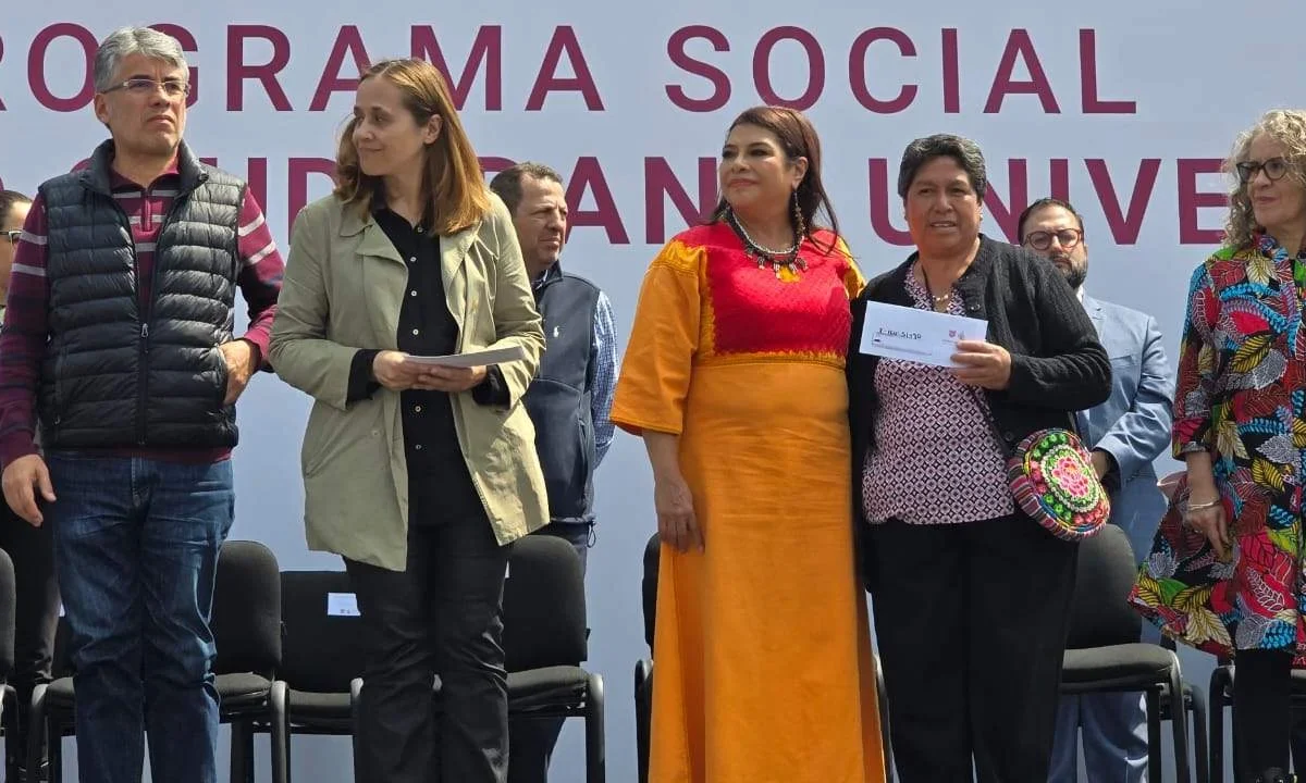 Clara Brugada entregó apoyos económicos a adultos de 57 a 59 años en CDMX.