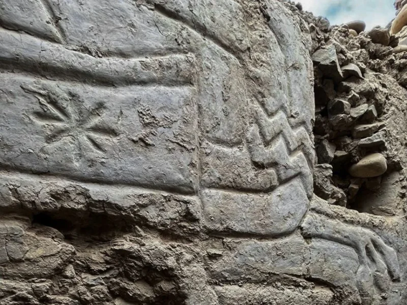 Hallan mural prehispánico de 3 mil años en Perú