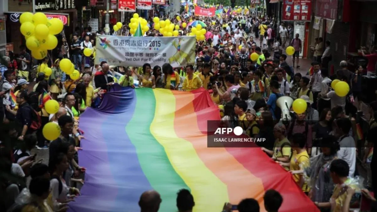 Hong Kong propone reconocer derechos limitados a parejas LGBT+ casadas en el extranjero.