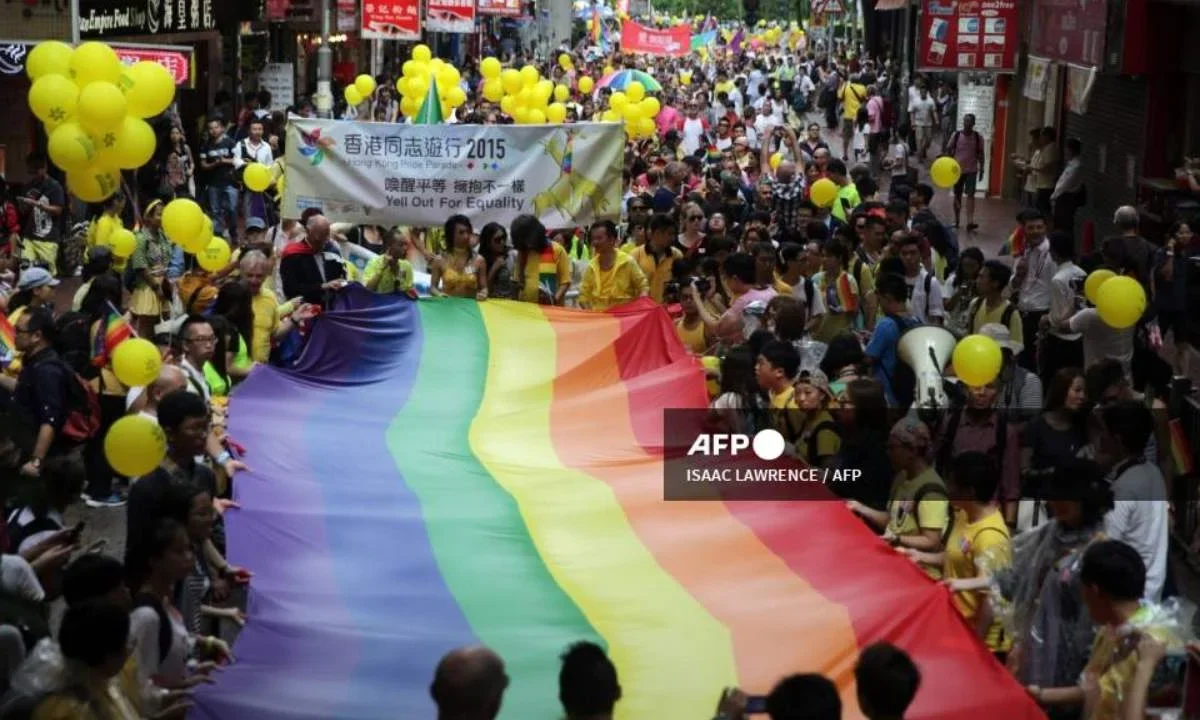 Hong Kong propone reconocer derechos limitados a parejas LGBT+ casadas en el extranjero.