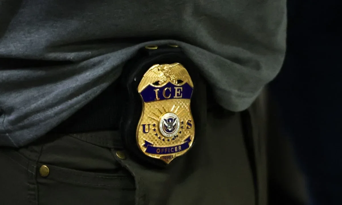En una publicación de redes sociales, el ICE lanzó la advertencia a empresas para que dejen de contratar inmigrantes sin papeles.