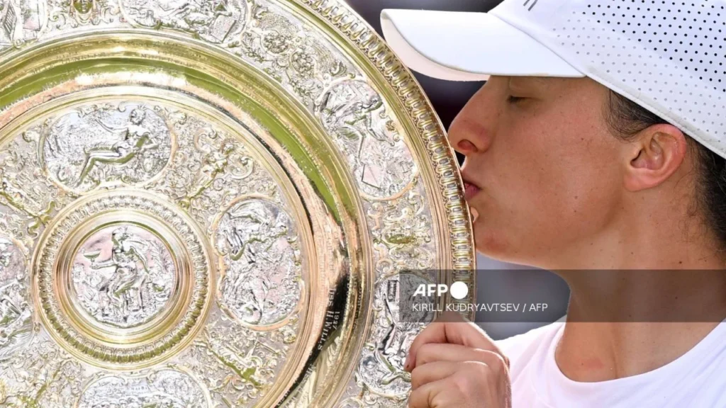 Iga Swiatek con el trofeo de Wimbledon
