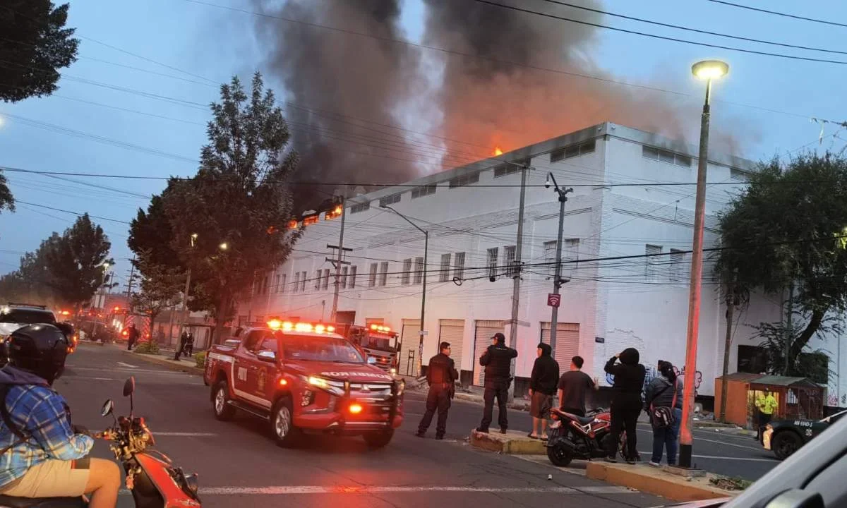 Incendio consume bodega en la colonia Morelos