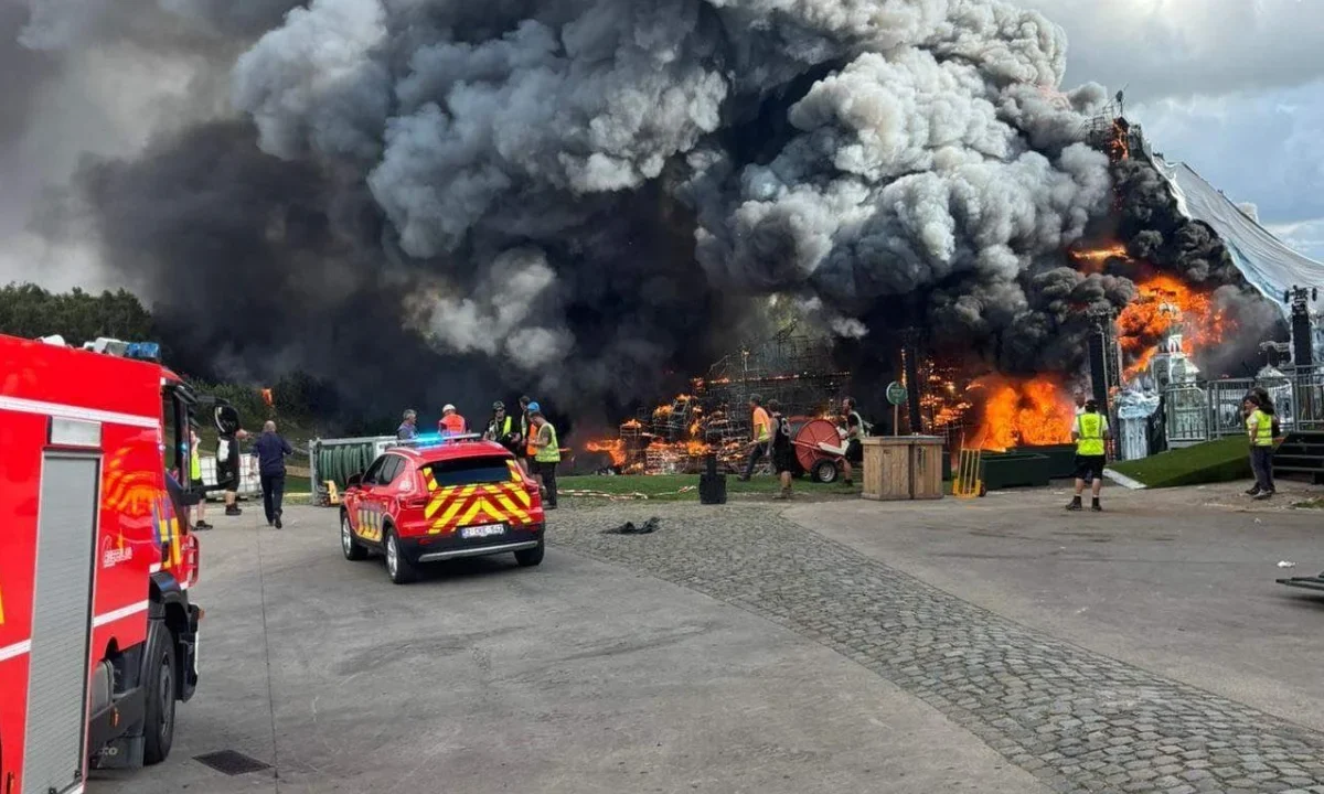 Incendio consume escenario principal de 'Tomorrowland' en Bélgica