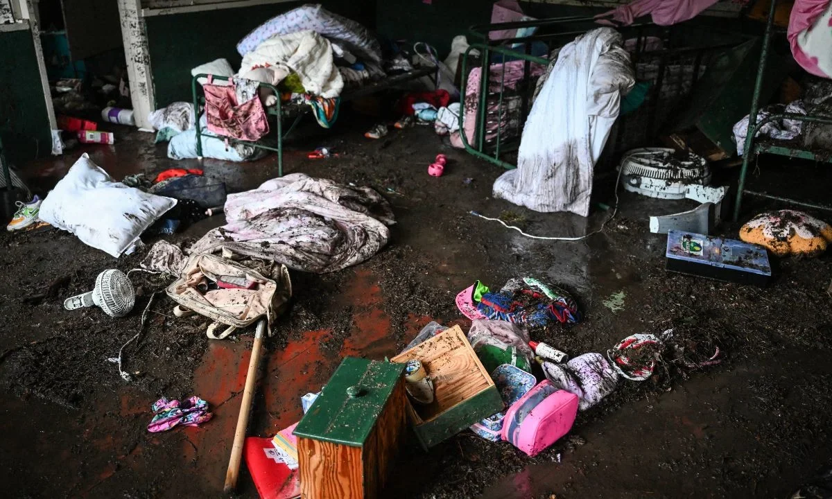 Los equipos de rescate prosiguen este domingo una búsqueda contrarreloj de las decenas de desaparecidos por las inundaciones en Texas, en el sur de Estados Unidos, que hasta el momento han causado más de 59 muertos.
