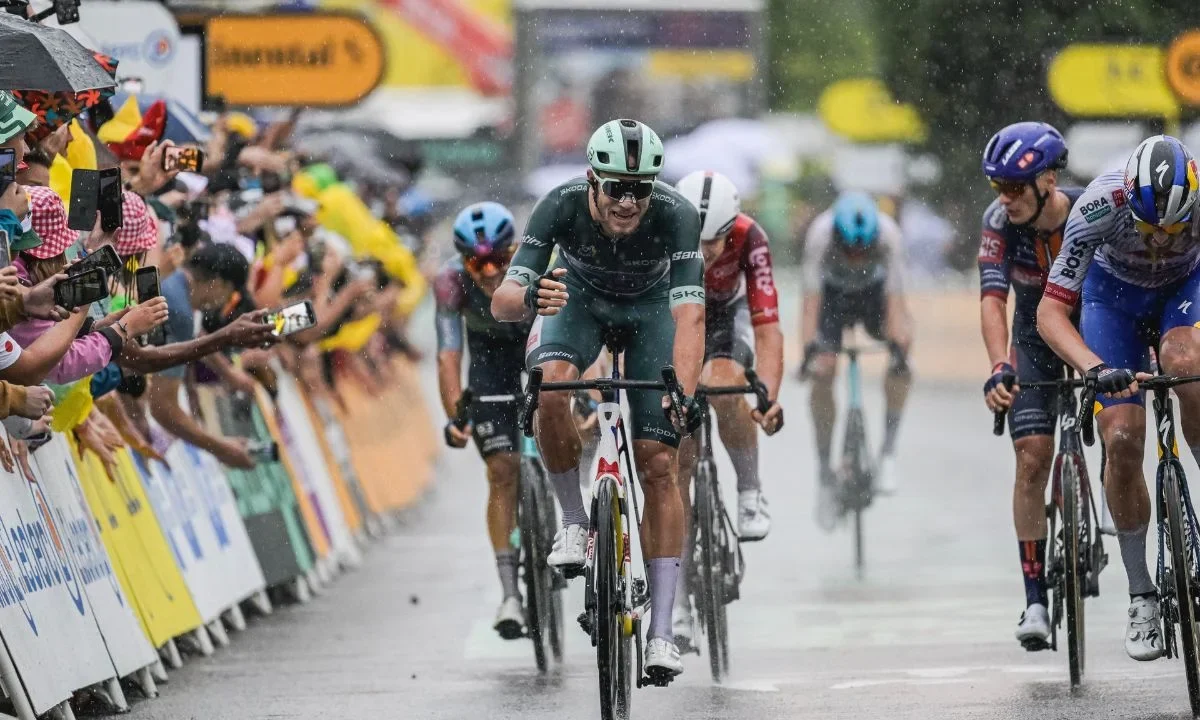 Milan, acompañado por Meeus y Andersen en el podio, sigue líder con el maillot verde, sumando 312 puntos y una ventaja de 72 sobre Pogacar. Preguntar a ChatGPT