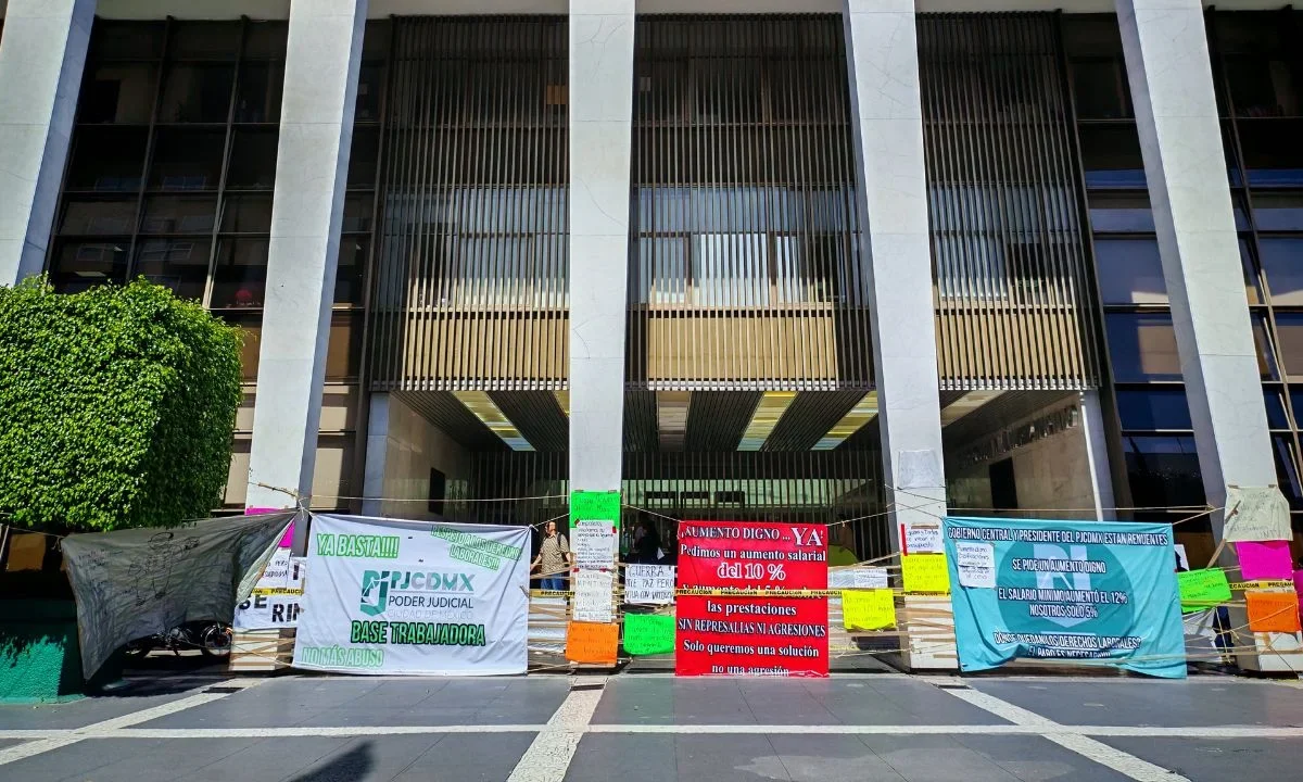 Carteles y casas de campaña continúan en Ciudad Judicial como parte del plantón que los inconformes mantienen en la zona para exigir un aumento salarial y mejores condiciones laborales.