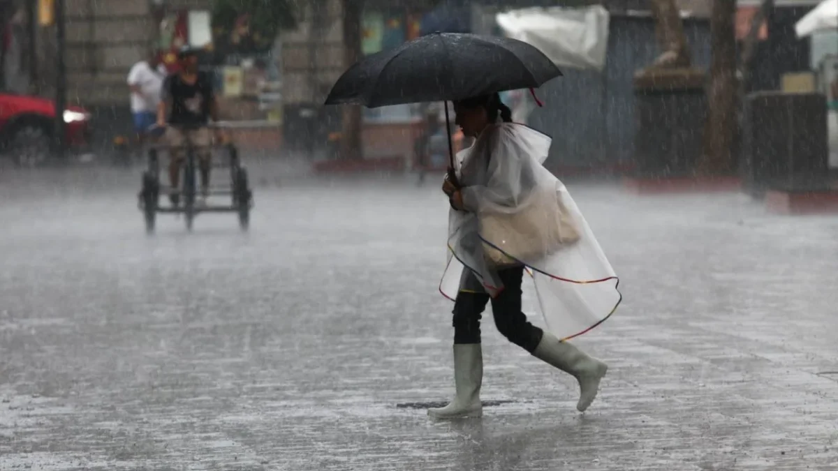 La fuerte lluvia registrada la tarde de este lunes 14 de julio en la CDMX generó diversos encharcamientos en avenidas y bajo puentes.