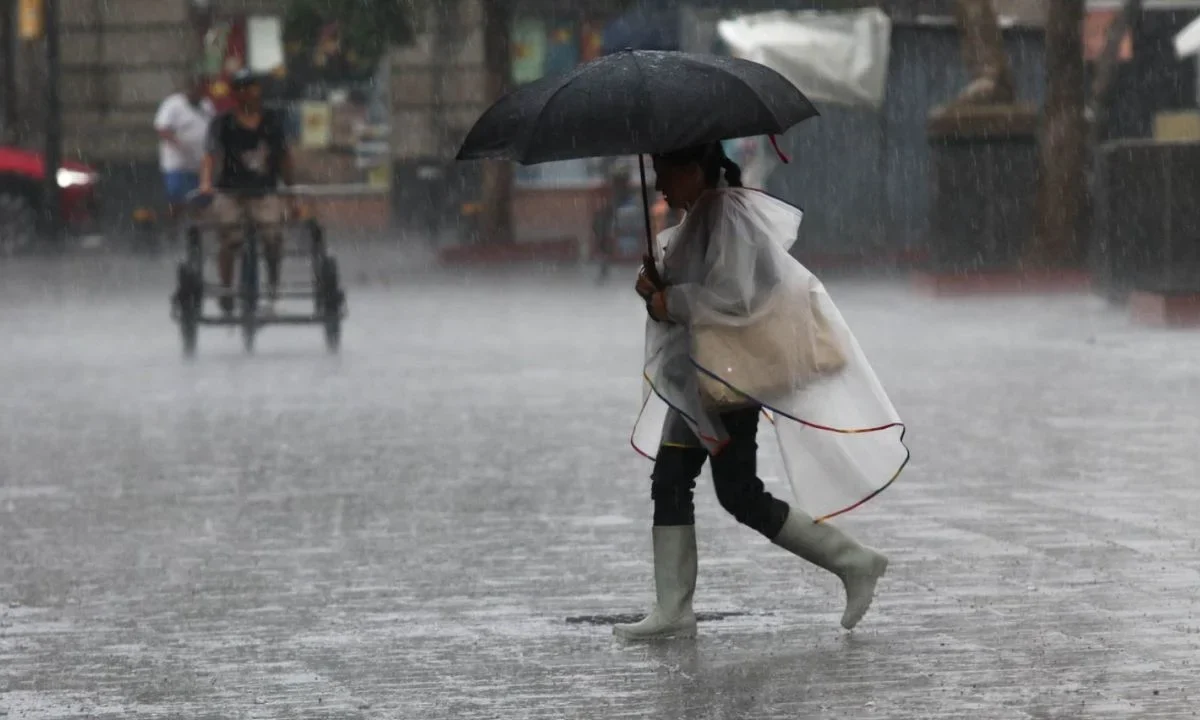 La fuerte lluvia registrada la tarde de este lunes 14 de julio en la CDMX generó diversos encharcamientos en avenidas y bajo puentes.