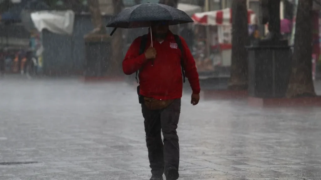 La fuerte lluvia registrada la tarde de este lunes 14 de julio en la CDMX generó diversos encharcamientos en avenidas y bajo puentes.