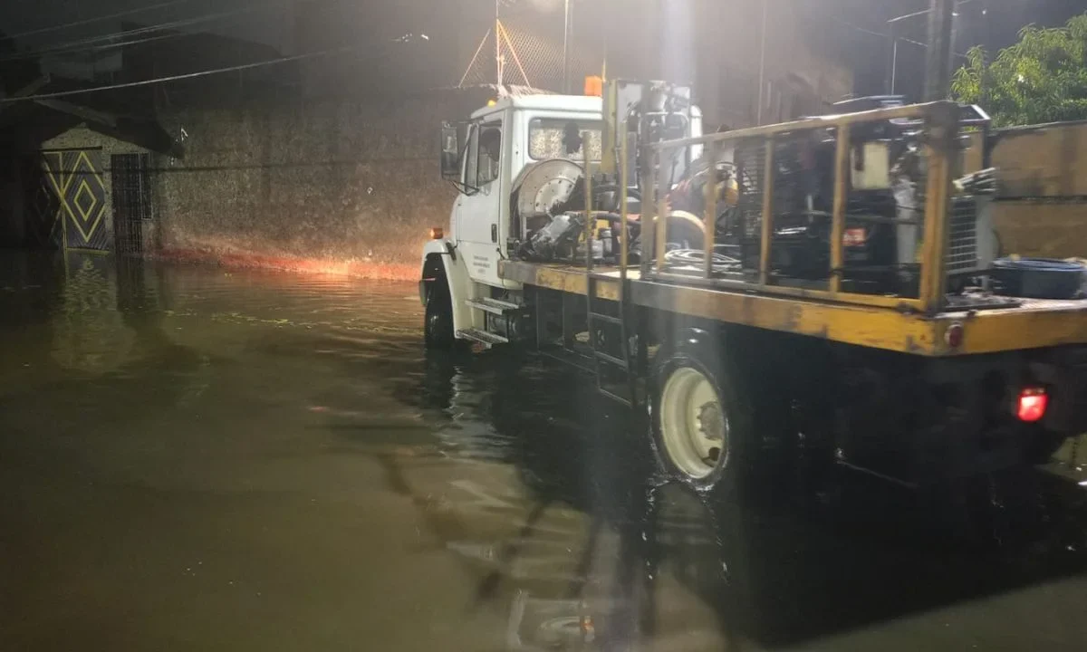 Las lluvias de este jueves en la capital dejaron 12 encharcamientos en Tláhuac, alcaldía con mayores afectaciones.