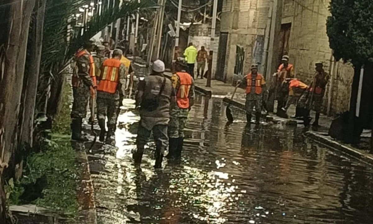 Lluvias provocaron el desbordamiento del Canal Luis Delgado, en la alcaldía Tláhuac, así como 16 encharcamientos en diferentes puntos.