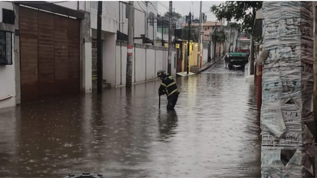 Lluvias y granizo en la CDMX dejaron severas afectaciones que activaron el Operativo Tlaloque en alcaldías de la zona sur de la capital.