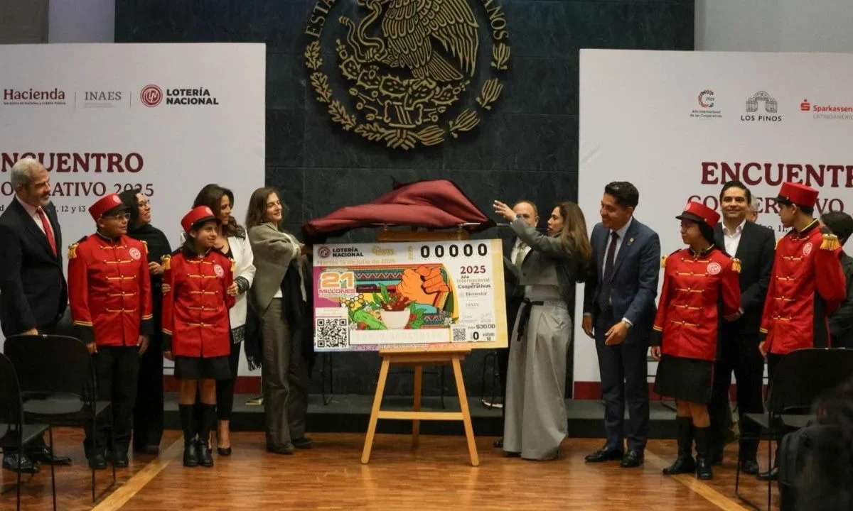 La Lotería Nacional develó el billete del Sorteo Mayor No. 3979 alusivo al Día Internacional de las Cooperativas.