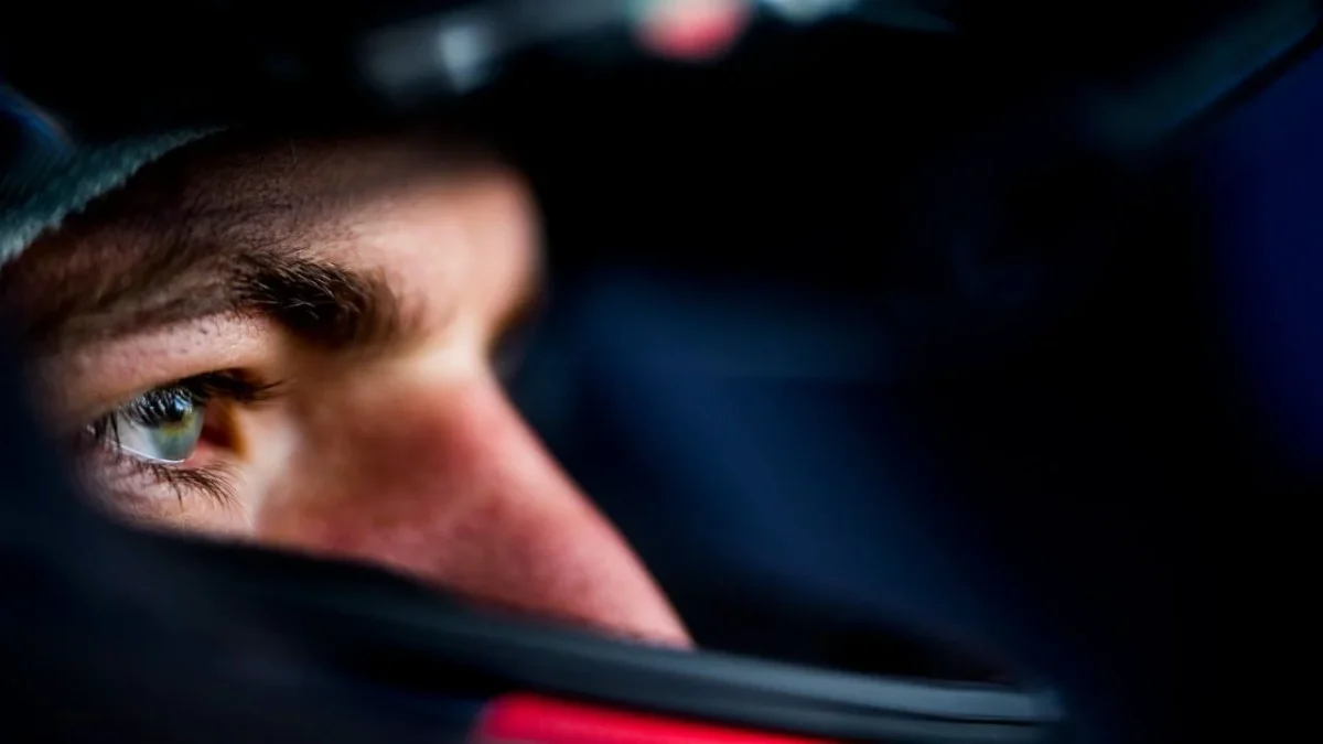 Los pilotos Max Verstappen y George Russell negaron alimentar rumores sobre posibles salidas de sus equipos.