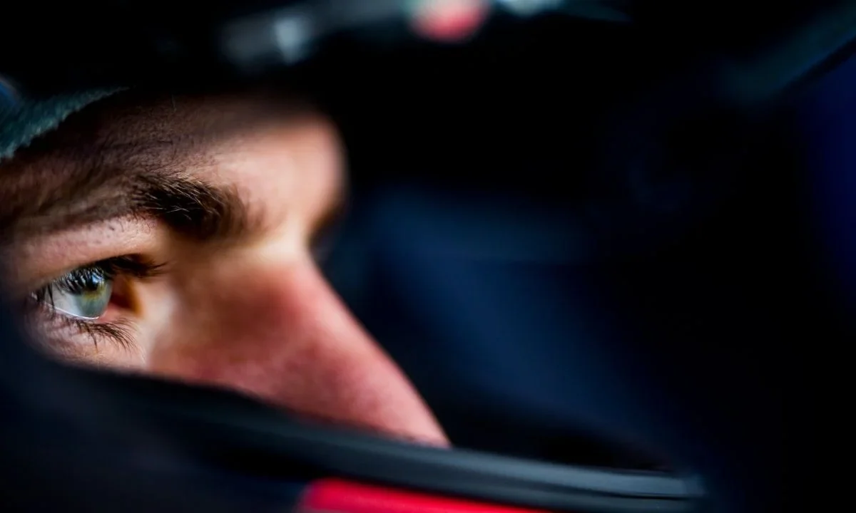 Los pilotos Max Verstappen y George Russell negaron alimentar rumores sobre posibles salidas de sus equipos.