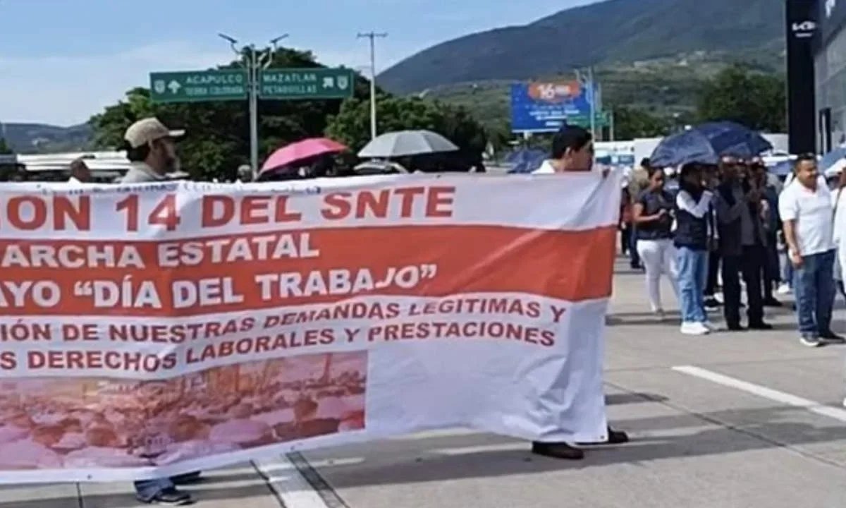 Maestros de la SNTE bloquean la Autopista del Sol
