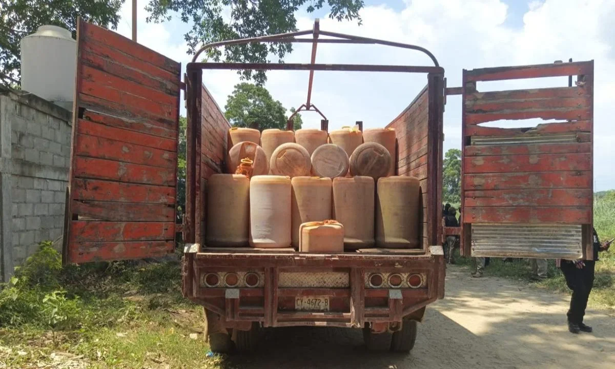 La operación conjunta se desplegó en Ciudad Hidalgo, Chiapas donde aseguraron 150 bidones con posible diesel producto del huachicol.