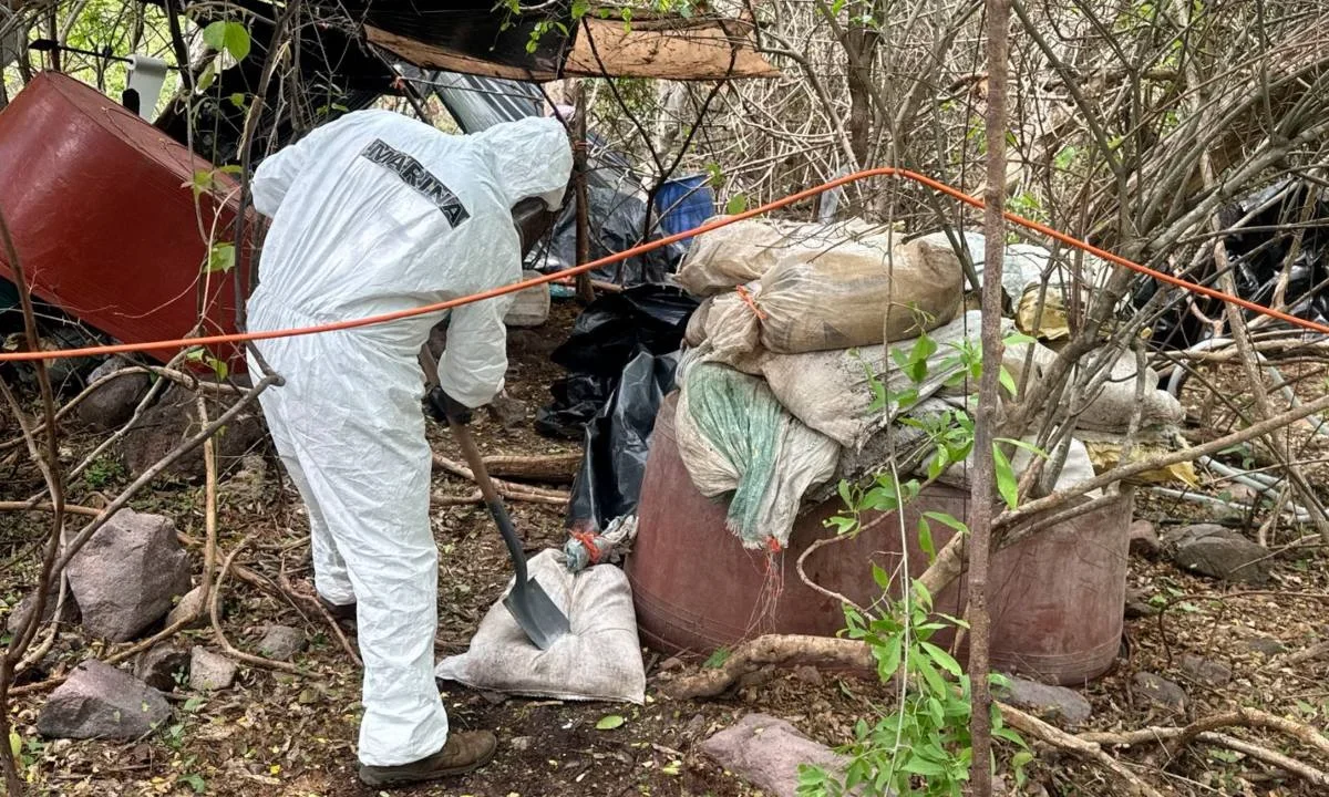 Elementos de la Marina destruye "narco laboratorio" en Culiacán y asegura 950 kilos de metanfetamina.