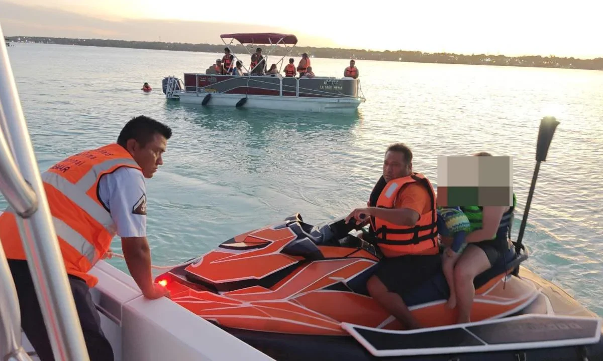 Marina rescata a 11 personas en la Laguna de Bacalar
