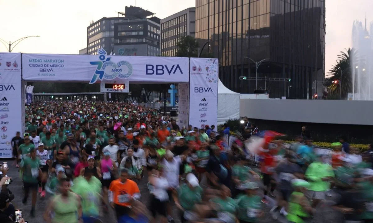 Autoridades capitalinas reconocen a participantes de Medio Maratón CDMX 2025