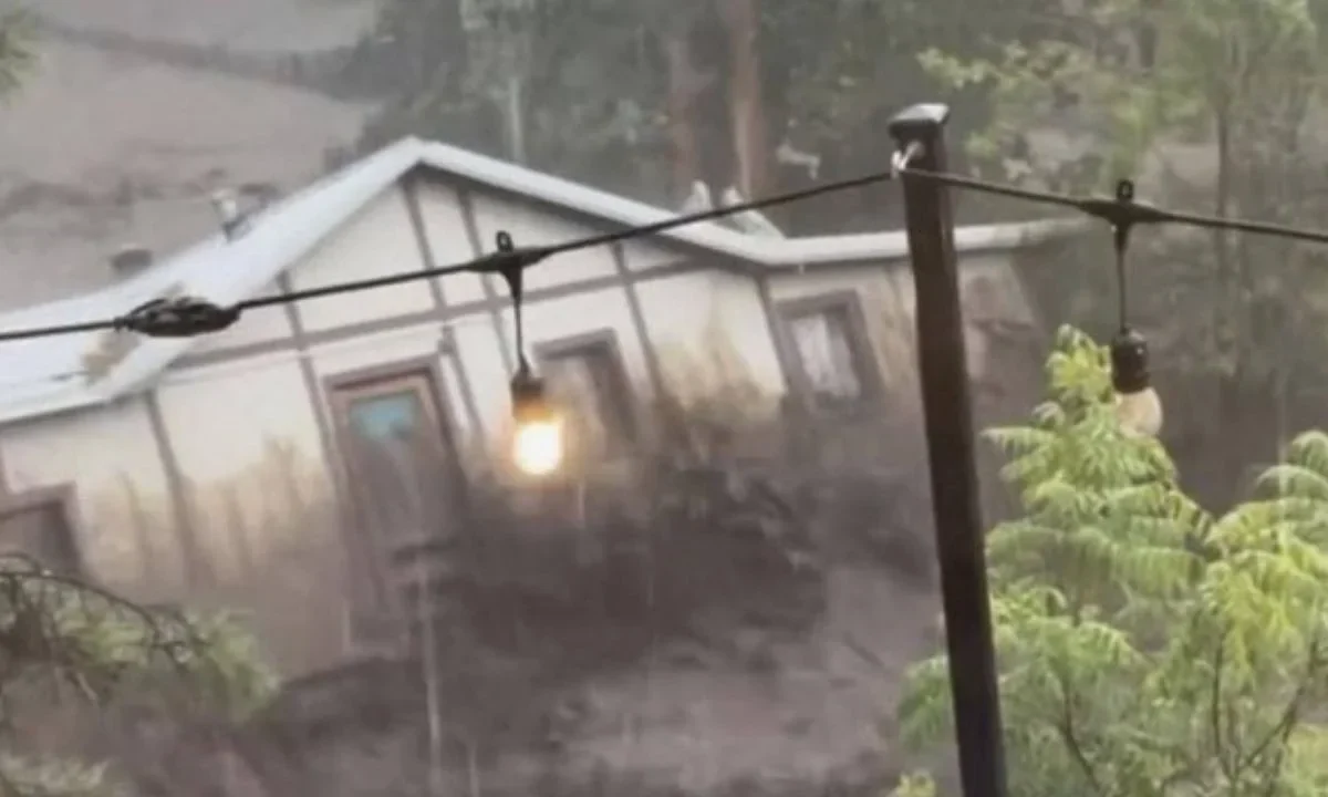 Mueren 3 personas, entre ellos 2 niños, por inundaciones en Nuevo México.