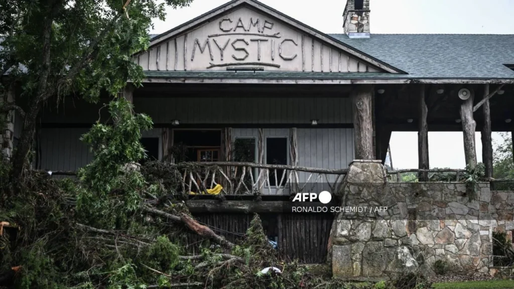El saldo de personas muertas por inundaciones en Texas llegó a 50, mientras que no hay rastro de las 27 niñas desaparecidas en campamento.
