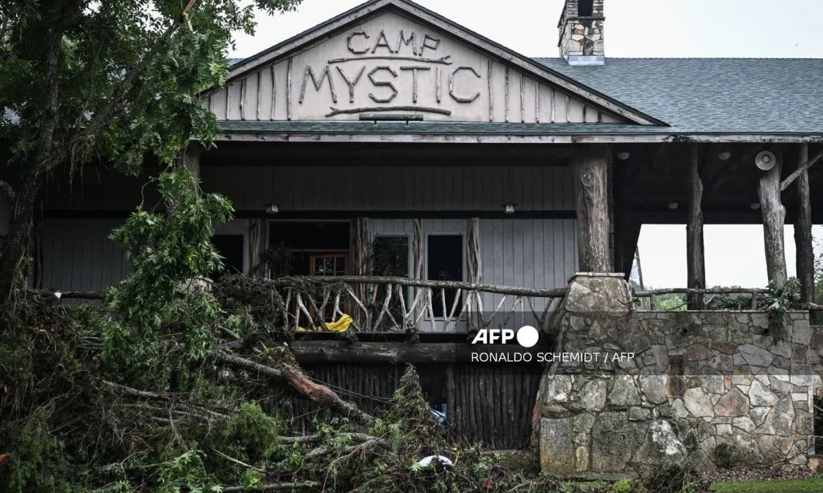 El saldo de personas muertas por inundaciones en Texas llegó a 50, mientras que no hay rastro de las 27 niñas desaparecidas en campamento.
