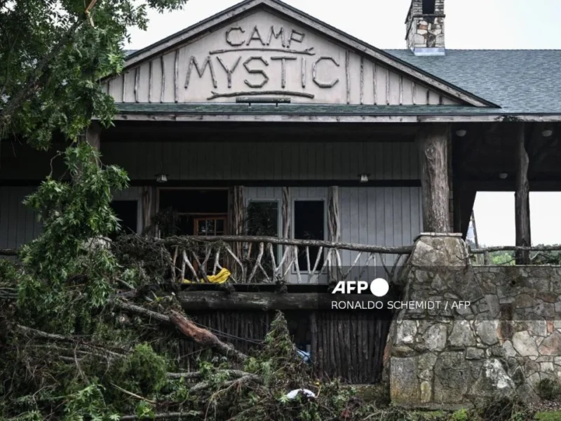 Muertos por inundaciones en Texas suman 50, sin rastro de niñas desaparecidas