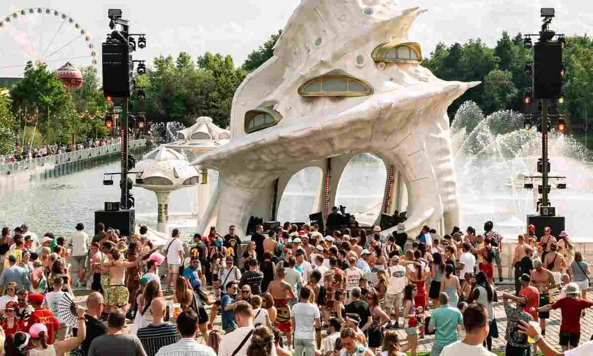 La mujer muere en el hospital luego de sufrir un colapso durante el Tomorrowland, mientras la Fiscalía investiga si involucró uso de drogas.