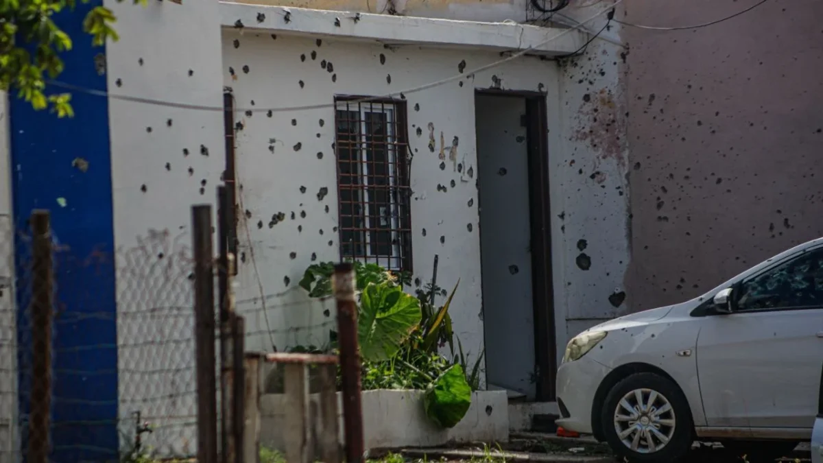 Una mujer resultó lesionada por una bala perdida, luego de un tiroteo en una vivienda en la colonia Nakayama en Culiacán.